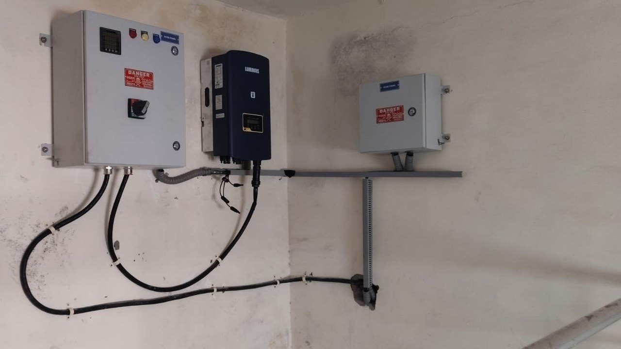Luminous on-grid inverter between the AC distribution panel and DC distribution box, with armoured cables clamped along the wall, AIIMS New Delhi